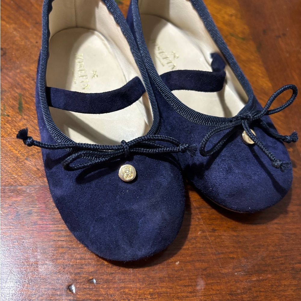Toddler Josefina’s tenderness blue